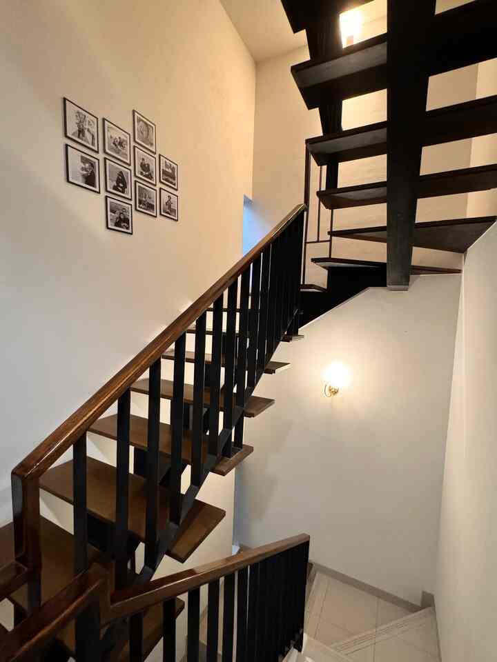 Tangga lantai 3 menuju attic room. Tangga ini sudah bawaan dari developer. Aku tambahin bingkai foto monocrome keluarga kecilku dan lampu berwarna warm agar looksnya lebih hangat🤍🤎

#minimalis #homedecorinspo #homestyle #tanggarumah #rumahcluster #jakarta