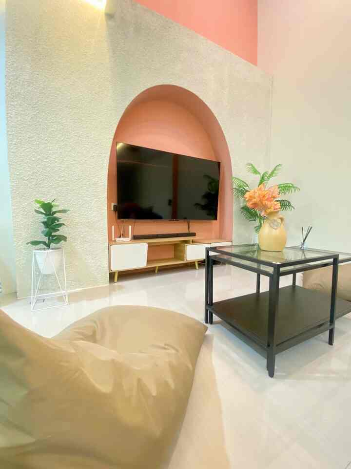 hai tetangga online, selamat datang di living room house of chel. ruangan ini salah satu yang mencirikan dari tema semi mediterania colorfull yang kami pilih. kenapa? ya karena bentuk desain melengkung pada dinding dengan peroaduan warna teracota muda dan cream muda menjadi salah satu ciri tema mediterania kami. selain ini ada lagi yang berbentuk melengkung ini lho. yuk ikuti house.of.chel 🙏🏻😉 

#mediterania
#homedecorinspo
#homestyles