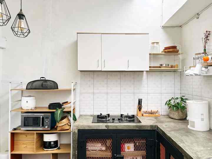 Dapur dengan style japandi, sehingga memberikan kesan clean and light. Style japandi ini juga cocok diterapkan di dapur karna perabot yg digunakan memiliki storage yg banyak

#dapur #dapurjapandi #japandistyle #dapurminimalis #rumahdeveloper #rumahsubsidi #kitcheninspo