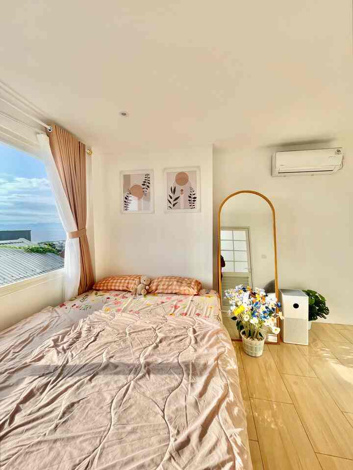 Kamar tidur aesthetic dengan bukaan jendela yang besar membuat sinar matahari masuk ke dalam ruangan. Kehadiran cahaya alami ke dalam kamar tidur dapat menghadirkan nuansa hangat dan cerah serta Dengan membuka jendela di pagi hari juga dapat membuat udara yang tidak sehat di dalam kamar tidur digantikan oleh udara segar dan bersih dari luar yang membuat udara di dalam kamar tidur menjadi sehat.
 #kamar #kamartidur #kamarjapandi #kamaraaesthetic #homedecorinspo #homestyles #japandi
