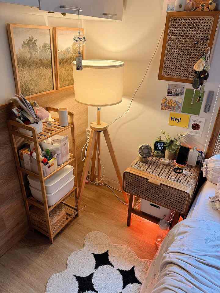 Ruang tidur walau ga besar ukurannya tapi dibuat nyaman soalnya paling suka gegoleran disini sambil netflixan, ngedit konten juga seringnya sambil rebahan🤣 alhamdulilah dengan warna yg senada jadi ga sumpek banget kamarnya✨

#kylehome #bebas #kamartidur #japandi #bedroominspo #rumahdeveloper #homedecor 