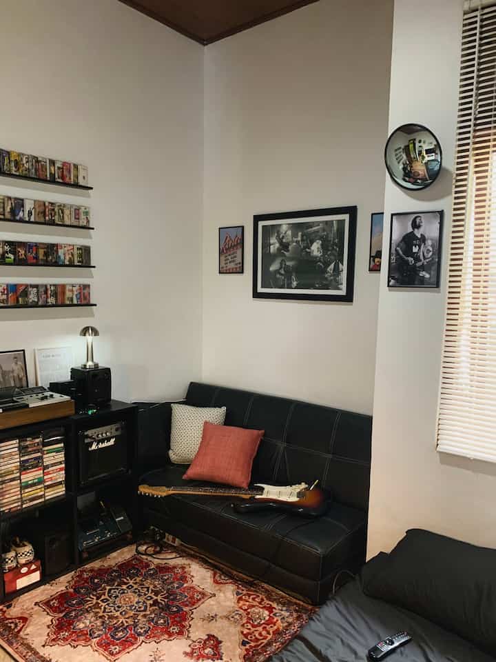 Selamat hari Sabtu 🛋️ #homedecorinspo #kostdecorinspo #homestyles #koststyles #bedroom #roominspo #roomstyles #kamarcowok #tinyroom {9 #ide kamar tidur} #dekorasikamar