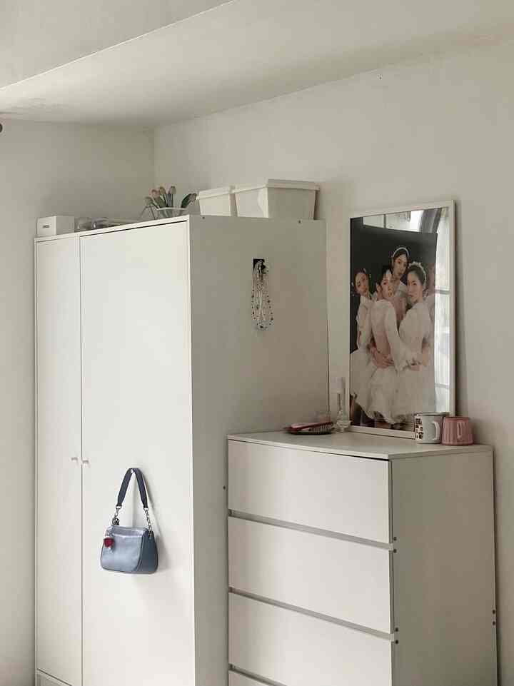 lemari feminin di kamar tidur perempuan #minimalist #rumahcluster #tangsel #southcity #inspodekor #lemari #wardrobe #koreanstyle 