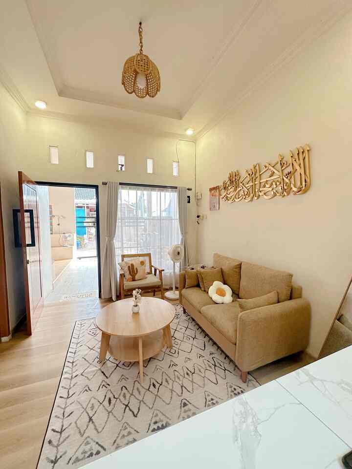 Tema utama dari rumah Bilall adalah Japandi style dengan memadupadakan warna-warna kalem / earth tone dan unsur kayu.

Aku memilih style ini karena menurutku sangat sejuk dimata dan sangat nyaman. warna-warna yang dihasilkan dari dekorasi ruangan Japandi bisa membuatku rileks.
Hampir seluruh bagian rumah aku terapkan style ini kecuali di kamar mandi ( karena dikamar mandi warna yang dihasilkan cenderung abu & putih / industrial mix )

Semoga dapat inspirasi yaa 😊  

#Japandi #japandiStyle #Stylesrumah #homedecorinspo #homestyles #rumahsubsidi #Tangerang #rumahmungil