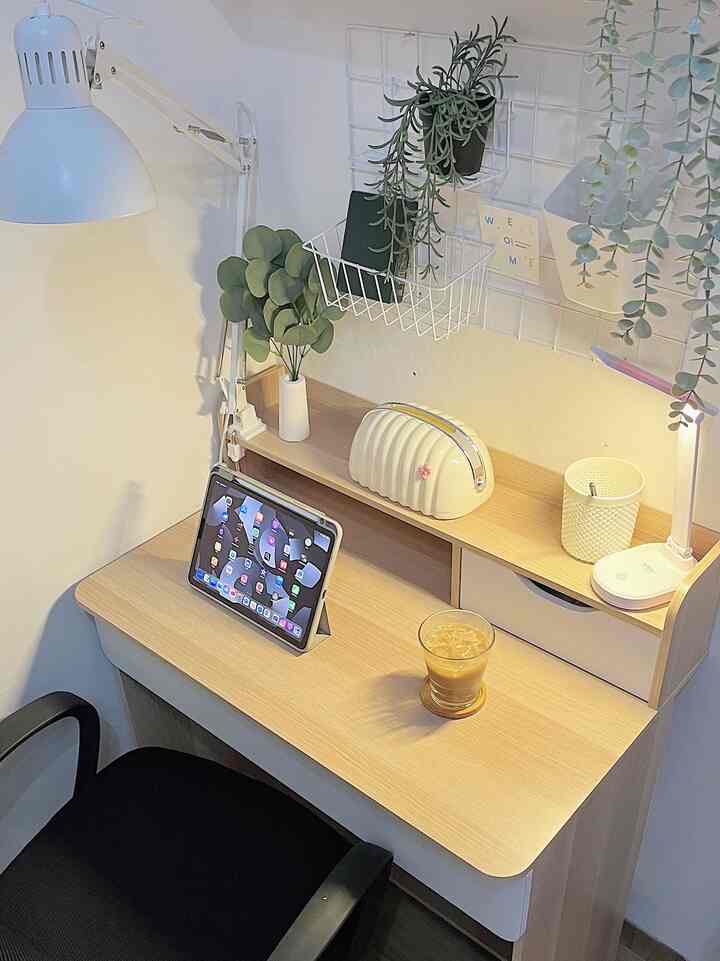 Dekor Spot kerja ✨

Ini adalah ruang kerja di rumah kami letaknya di pojokan kamar utama. Kami hanya menambahkan meja kerja, kursi dan lampu untuk pencahayaan. Biasanya spot ini aku pake untuk ngedit konten atau sekedar membaca buku sambil metime di kala anak sedang tidur 😊

Semoga menginspirasi 🥰

#RuangKerja
#SpotKerja
#DekorRuangKerja
#KamarMinimalis
#PojokKamar