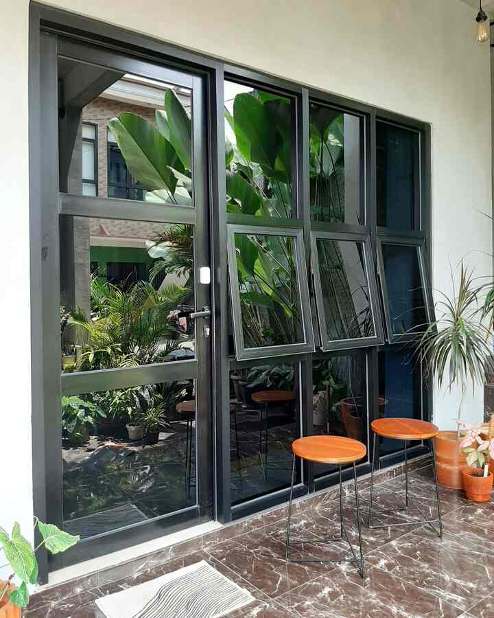 Jendela Grid 

Jendela utama rumah kami menggunakan kusen alumunium berukuran lebar dgn model grid yg bisa dibuka hanya yg di baris tengah sedangkan atas & bawah mati/tidak bisa dibuka 

Alasan kenapa pilih kusen alumunium, karna menghidari rayap ganas sedang knapa pilih model lebar & grid biar dari luar terkesan ga sempit rumahnya & modern minimalis. biar ga terlalu transparan kacanya & antisipasi klo misal kaya pecah biar aman dilapis stiker rayban hitam 


#rumahtanpaarsitek #interiormodern #dekorasiruangtamu #dekorasirumah #inspirasirumah #desainpintumasuk 