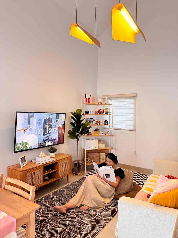 Living room yang memiliki luas 2.8 x 5m ini bersifat open plan dengan area dining. Ruangan ini merupakan ruangan yang paling sering kami gunakan untuk beraktivitas.
Ceiling yang tinggi dan pemilihan furniture dengan proporsi yang sesuai dengan luas ruangan membuat ruangan ini nyaman walaupun bersifat open plan dan mengakomodir 2 fungsi.
Tips tambahan untuk ruangan yang sempit adalah dengan memilih furniture yang ringan (seperti kabinet open shelf) dan sebisa mungkin menghindari furniture bulky yang memberi kesan penuh pada ruangan.

#LivingRoomStyling #LivingRoomMinimalis #LivingRoomIdeas #TinyLivingRoom #LivingRoomDesign #LivingRoomInspo