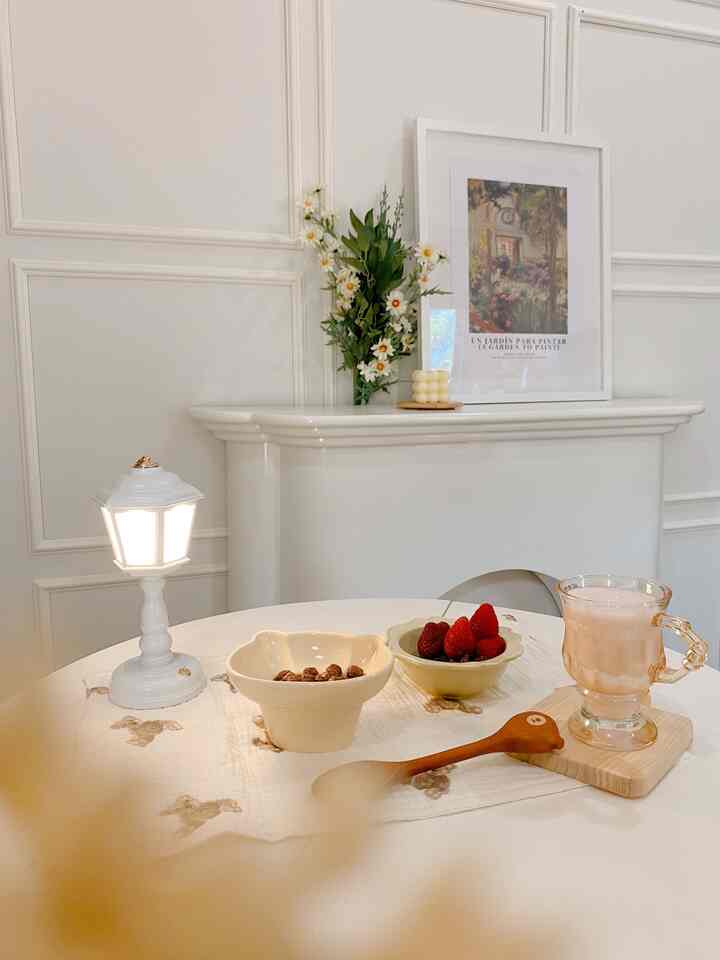 Snack time di ruang ala Cafe SAY Littlehome dengan dekorasi white & perpiringan gemess menambah cantik dekorasi di rumah #ruangmakan #ruangkeluarga #homestagram #homecafe #dessert #aestheticroom #aesthetic #rumahkecil #rumahantik 