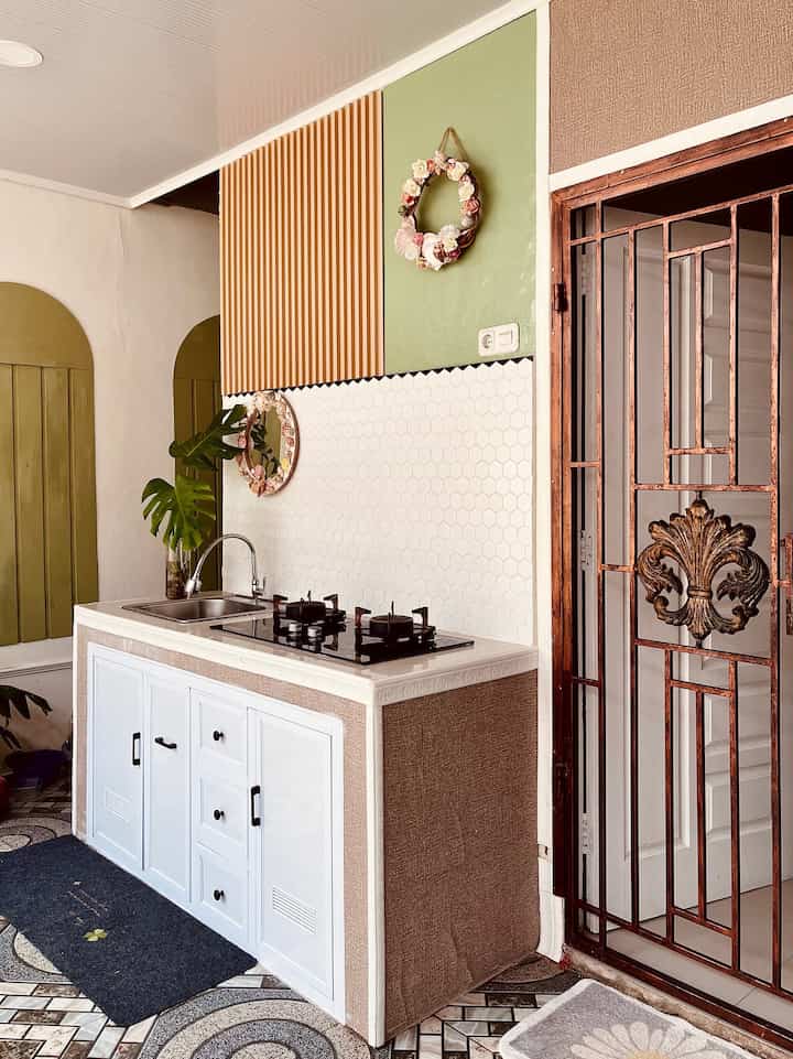 Malam Tentangga Online! Yuk kenalan dengan Hot Kitchen yg jarang tampil karena jarang banget istirahat ini… 😭
Hot kitchen ini emang bener-bener hot ya, karena non-stop ngepul. Selalu ada aja request makanan buatanku dari anak-anak dan suami kalau lagi di rumah. Biasanya di dapur tempur ini aku pakai untuk masak yang banyak, saat deep frying, grilling dll. Tapi jika hanya membuat kidsmeal yang simple-simple aku biasa menggunakan Air Fryer atu Kompor Induksi di area Kitchen yang berada di sisi kanannya 🥰 #hotkitchen #dapurtempur #dapurkotor #idehotkitchen #idedapurtempur #dapursimple #dapurestetik