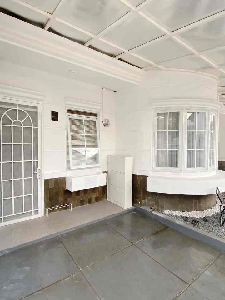 Tema Utama dari Rumah ini adalah korean look / japandi. Tapi untuk fasadnya dengan tema art deco. Fasad ini cocok sekali dengan bangunan tempo dulu yang ada dibandung.

Untuk bagian dalamnya kami mengambil tema korean look / jalandi. Dengan kombinasi white n wood diharapkan temanya semakin keluar.

Backsplash dapur juga dipilih dengan motif kotak kotak agar supaya kesan korean look tercapai. Semoga menginspirasi semuanyaa…

#homestyles #homedecorinspo #koreanlook #japandi #homesweethome