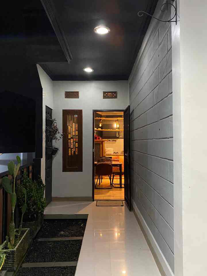 Semi industrial jadi tema utama rumah kami, setelah pembangunan rumah selesai bangunan industrial banyak menyita perhatian kami dari material bangunan yang unfinish dan lain-lain. Karna itu kami terapkan beberapa konsep dari pemilihan cat yang dominan warna natural seperti hitam abu wood aksen bata dan beberapa dekorasi seperi rak piring lemari baju. 

#Industrial
#homedecorinspo
#homestyles 
#bananahome
#semiindustrial 