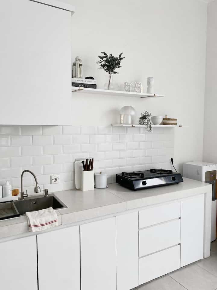 • Minimalist White Kitchen •

Aku pilih perpaduan konsep minimalist dengan warna putih karena menurutku membuat kesan ruangan terasa lebih lega & tenang. Walaupun dapur ini terlihat minimalist namun tetap memiliki fungsi secara maksimal sesuai dengan kebutuhan keluarga kami ✨

#minimalist #homedecorinspo #homestyle #whitekitchen