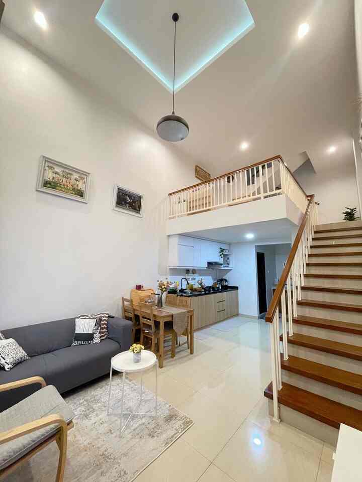 Minimalis Modern🏠

Tema minimalis modern kami terapkan pada rumah yang kami bangun di lahan 49m2. 

Di lantai 1, kami buat dengan konsep open plan dimana dalam satu floor terdapat banyak fungsi ruang yang menyatu langsung.

Di lantai 1 rumah kami fungsikan sebagai living room yang menyatu langsung dengan area makan, dapur, wastafel dengan kanan kiri terdapat kamar mandi tamu dan juga gudang. 

Kami pun menambahkan ruang mezzanine untuk membuat rumah terkesan lebih luas. 

Pilihan furniture berwarna netral dengan sentuhan kayu membuat kesan lebih warm dan homey.

#Minimalist
#MinimalisModern
#HomeDecorInspo
#HomeStyle
#RumahMinimalis
#TinyHouse
#TinyHome
#50m2