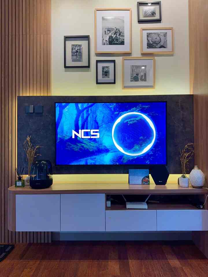 Ruang Keluarga dengan Backdrop TV yang simpel ini merupakan area berkumpul kami diwaktu santai.
Dengan speaker asthetic dari Harman Kardon dan antena indoor yang super simpel membut kegiatan streaming film dan menonton TV lebih menyenangkan.
#japandi #homedecorinspo #homestyle #banjarbaru #backdroptv 