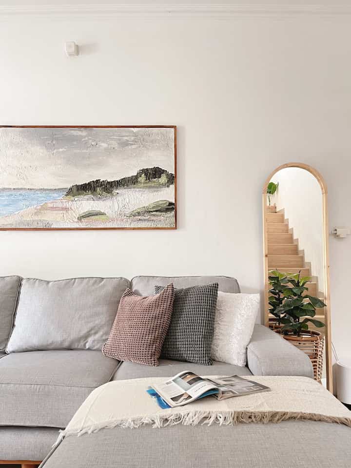 Tema rumah ini ada white and wood dan cenderung ke japandi. Pemilihan warna putih dan motif kayu agar rumah terkesan lapang dan natural. Penggunaan furniture berbahan kayu solid/ jati selain membuat rumah terlihat lebih warm juga lebih awet dari segi materialnya, sehingga furniture bisa digunakan hingga beberapa tahun ke depan/ long lasting

#japandi #homedecorinspo #homestyles #rumahcluster #rumakaf #livewithkids 