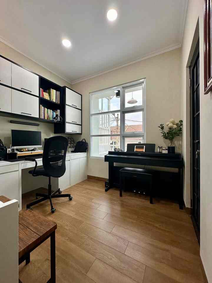 • Piano Corner •

Hello O!House friends, there's something new in my working room. Finally, my wishlist to put a piano in this corner came true. Don't forget to decorate with aromatherapy candles and cute bath bombs as gifts from O!Coming's last visit as well as artificial plants.

#pianoroom #piano #pianocorner
#workingroom #homeoffice
#modernhouse #rumahcluster