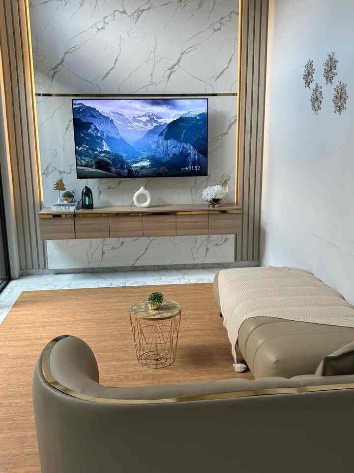 Family room yg awalnya pake sofa seadanya sekarang udah bisa pake sofa yg aeshtetic😍 Tentunya smuanya perlu berproses yaa. Untuk isi furniture itu pelan2 aja yg penting rumahnya selesai dulu dan dahulukan yg penting2 aja. Btw kurang apa nih di family room ku? komen di bawah yaa! #familyroom #ruangkeluarga #ruangtv #minimalis #aestetic