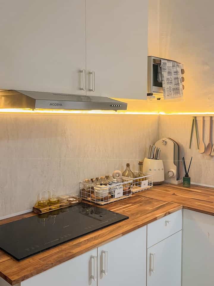 Welcome to our kitchen! Letter L kitchen yang kecil tapi cukup banget buat kami 😍 yang penting ada coffee corner buat ngopi setiap hari ❤️ #ikea #coffee #smeg #japandi #wooden #homeinspo #inspiration 