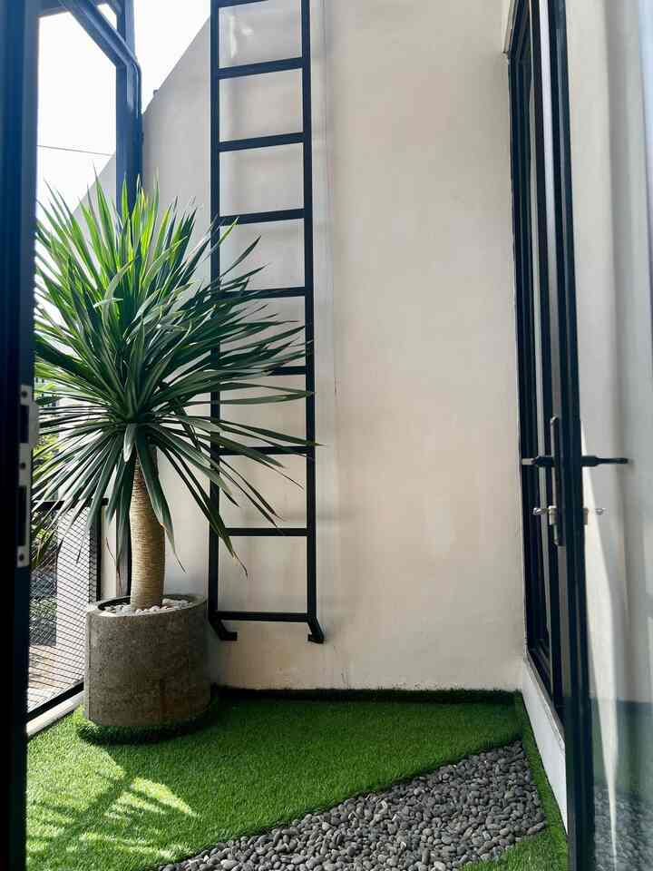 Balcony ✨

Setelah beberapa hari langit cukup gloomy, alhamdulillah hari ini cerah sekali 🌞
Inspirasi mini balkon berukuran 2x2m untuk duduk santai sambil ngopi di sore hari, menggunakan rumput sintetis sebagai alas karena perawatannya relatif mudah, dan menambah kesan asri 🍃

#bruwnhouse
#balcony
#inspirasibalkon
#iderumahmungil
#IndustrialHouse
#InspirasiRumah
#HomeInspo