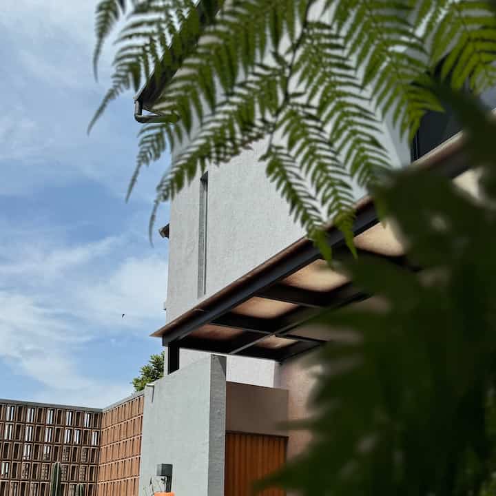 Industrial Tropical 

Design rumah dari awal sudah dirancang industrial tapi yang gak terlalu raw dan agar lebih warm ditambah banyakin tanaman nya, yang memang agak agak tanaman tropis semacam mini forest gitu

Dilihat dari material roster, tembok kamprot, lantai abu dan kayu, besi besi hitam 

#bumitimi #industrial #homedecorinspo #homestyles #rumahcluster #bandung #industrialtropical #tamanberanda 