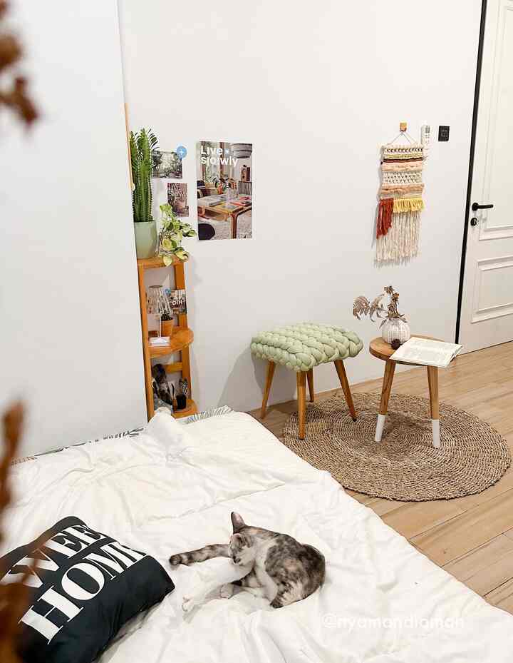 Kamar minimalis dengan sentuhan sedikit warna, memberi kesan luas dan hangat✨

#nyamandiomah #bedroominspo #inspirasikamartidur #kamartidurminimalis #rumahminimalis #catlover 