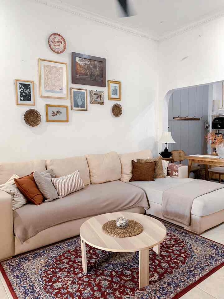 Sebenarnya tidak ada tema khusus untuk rumah ini. Bisa dibilang japandi, tetapi ada unsur rustic. Mungkin ada yang lebih tau kira kira apa ya tema rumahku ini?? 🤭

Yang pasti dekorasi rumah ini sesuai dengan keinginan pemilik, dan tentunya memprioritaskan kenyamanan.

#japandi
#rustichome
#homedecorinspo
#homestyles
#bekasi
#rumahmungil
#rumah66m

