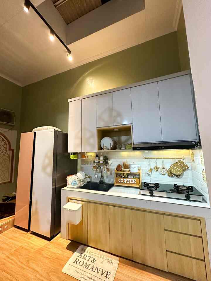 Dapur dengan konsep Japandi Style

---

Mari kita bahas tentang dapur dirumah Bilall.
Dapur ini dibangun dari lahan sisa dibelakang rumah bawaan Developer, dengan ukuran tanah yang mini membuat aku berpikir keras bagaimana menghasilkan dapur yang nyaman namun tetap compact untuk menaruh barang-barang.

Kalian bisa lihat dislide kedua, disana aku bikin mini bar untuk memaksimalkan tempat ( mini bar untuk menaruh makanan ataupun untuk makan )

Dekorasi yang ada didapur pun tidak jauh-jauh dari White wood / warna-warna earth tone.
Oh ya, meja dapur ini memiliki panjang 2m dengan ketinggian +-76cm

Semoga menginspirasi ya☺️

#Rumahsubsidi #Tangerang #Tinyhome #Rumahtanpaarsitek #homedecorinspo #Rumahmungil