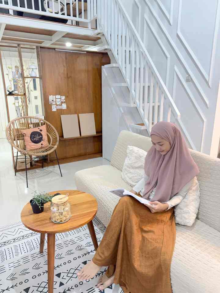 •Ruang Keluarga di tengah Rumah ✨

Ruangan tengah ini kami gunakan untuk apa saja, menonton film, membaca, berkumpul, dan masih banyak kegiatan ✨
Karena ruangan ini center di tengah rumah sehingga nyaman untuk melakukan apa saja 🤍

#LivingRoom #RumahMezzanine #RuangKeluarga #InspirasiRumah #RumahMinimalis #Mezzanine #FamilyRoom