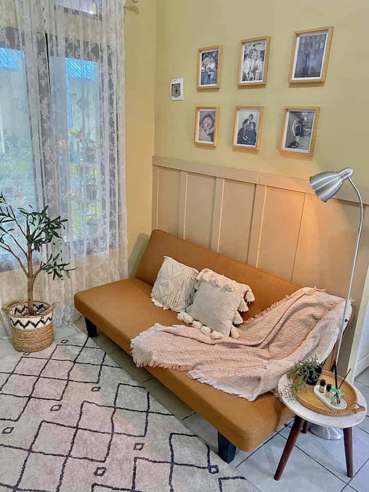 Hallo ini rumah Dinas kami , ini ruang tamu munggil kami. Awalnya mau Style asrama ini japandi gitu tapi kok makin kesini jadi scandinavian ke korea koreaan gitu 🤣🤣

Karna design asrama minimalis otomatis sofanya pilih yg minimalis juga , aku pakai sofabed , cukup dengan meja kecil di pojokan biar ruangan terkesan lega , ditambah wallbatten untuk mempercantik dinding🤍✨

Semoga menginspirasi buat teman teman yang lagi ngekost, atau siapa tau ada juga yg tinggal di rumah dinas 🤍✨

#Scandinavian
#homedecorinspo
#homestyles
#RumahDinas
#RumahRantau
#Pontianak
#AsramaBrimob