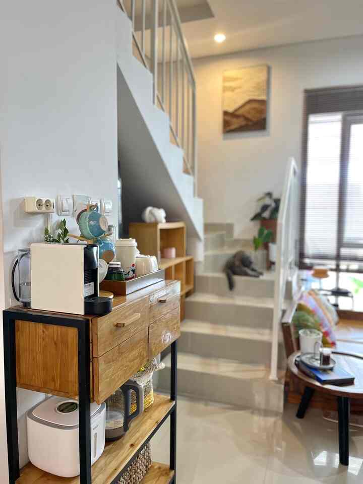 Coffee Corner ✨

Coffee corner ini berada di tengah ruangan antara living room & dinning room, belum banyak dekorasi jadi masih terkesan sederhana. rencana akan menambah wall art / poster di atasnya dan ambalan cangkir supaya lebih semangat bikin kopi buatku dan suami, karena tiap pagi udah pasti jd rutinitas menuju spot ini sebelum beraktifitas 🥰

#homedecorinspo #homestyles #coffeespot #midcenturymodern #coffeemachine #mejakonsolkayu #consoltable #coffeecorner