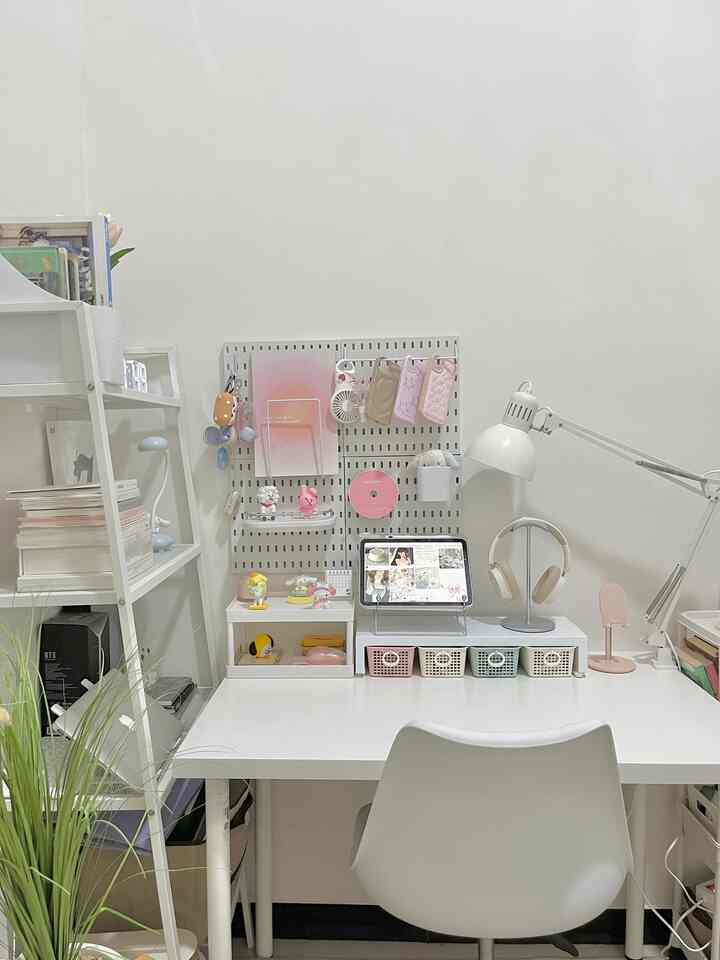 Pengaturan Meja Saat Ini 🤍

#meja #desksetup #deskdecor #deskinpo 