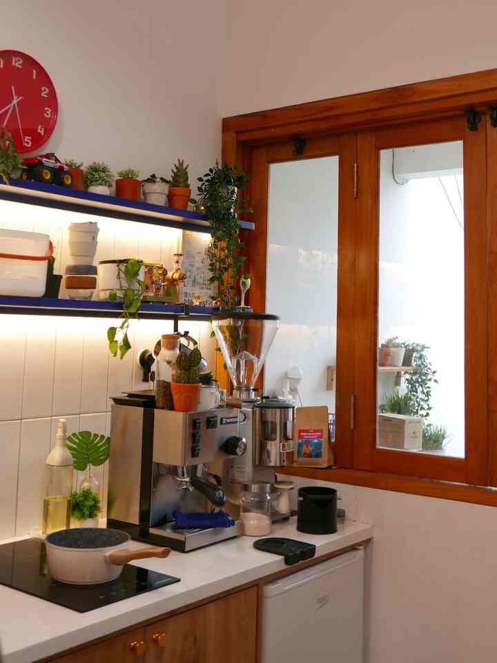 朝のお気に入りスポット。コーヒーを作ります。
#tinyhome #homecafe #kitchen #espressomachine #coffeebar #homedecor