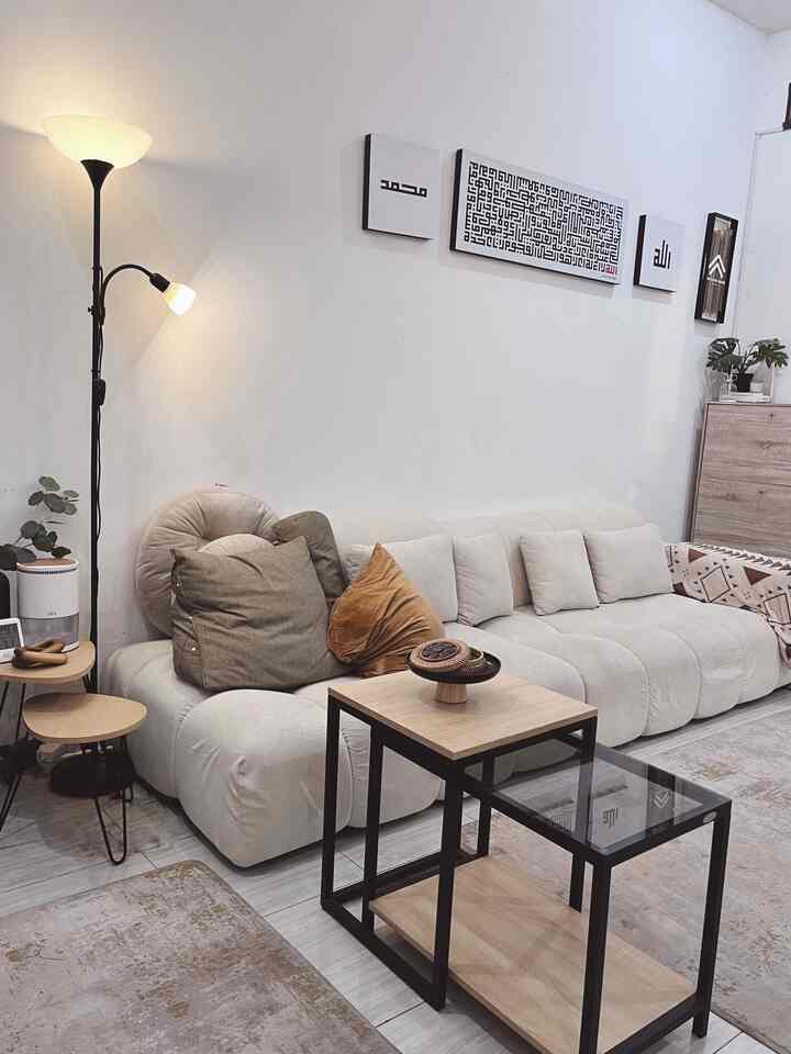 ✨ Tema Rumah 
Mungkin tema rumah yang pas menggambarkan #muslimhom adalah  ScandixIndustrial. Kebanyakan pemilihan furniture seperti lampu & meja beraksen besi hitam dengan tema industrial. Namun untuk finishing rumah, karena kami membeli rumah jadi sehingga finishing industrial tidak bisa kami aplikasikan. 
Gantinya kami mengkombinasikan finishing rumah dengan warna2 netral khas scandinavian, seperti putih, krem, & abu muda. 
Untuk item dekorasi kami juga mengkombinasikan item dekor berdesign scandinavian yang simpel dengan warna hitam khas industrial.

#ScandixIndustrial #homedecorinspo #homestyles #scandinavian #industrial #rumahdeveloper #rumahmungil #livingwithless #rumahminimalis