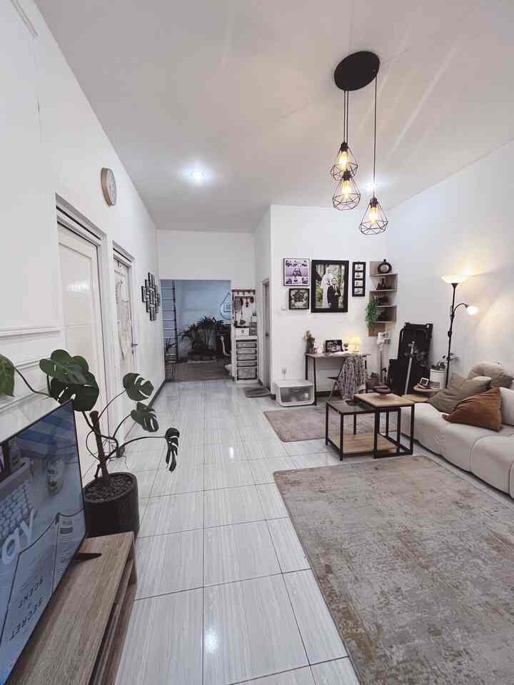✨Living Room Tour dari 4 Sudut
Ruangan di area depan ini merupakan living room, working space dan juga kamar mandi. Dengan konsep #openspace , Area depan dan belakang hanya dibatasi dengan lorong kotak, yang semula akan diberi pintu. Namun untuk saat ini kami masih memikirkan design pintu yang cocok, sehingga tidak ada pembatas ruangan. View dari pintu utama bisa langsung melihat seluruh area dalam rumah. 

#openspace #livingroom #scandinavian #industial #livingwithless #smallhomedecor #tinyhome #rumahdeveloper #rumahminimalis