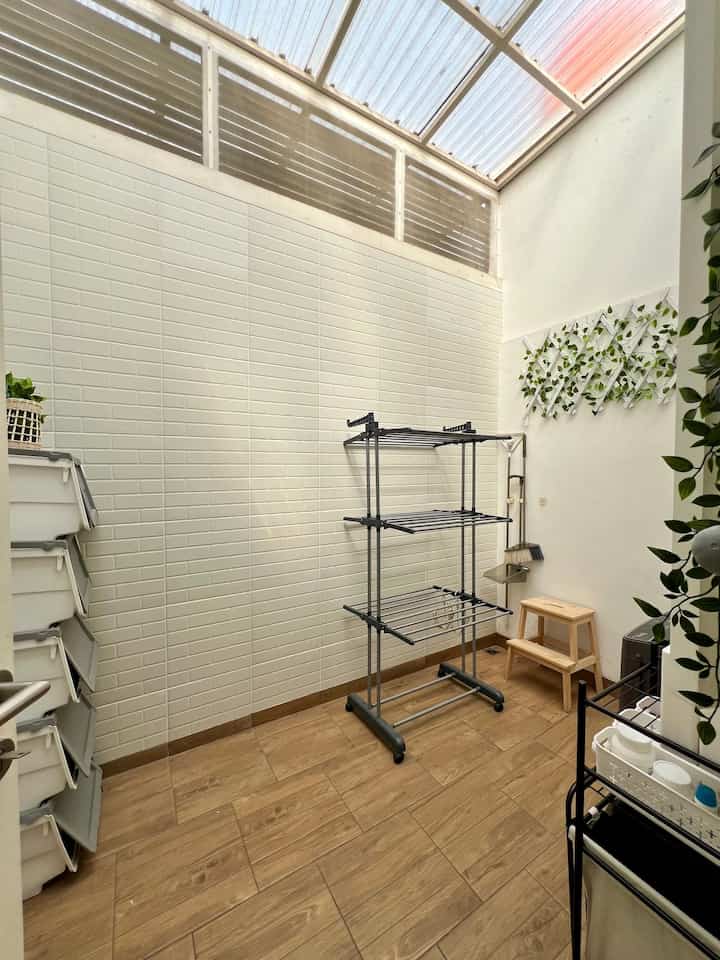 Laundry room dengan luas 2x3 meter. Belum ada yang berubah disini kecuali mesin cuci dan rak laundry. Foto before di slide terakhir
Service area yang letaknya di belakang dapur dengan ini menggunakan atap polycarbonate clear dan ventilasi di dinding atas yang menjadikan ruangan ini semi outdoor.

Angin dan cahaya yang masuk membut rumah jadi tidak pengap terutama di area dapur
Cahaya matahari maksimal saat siang ke sore dan saat cuaca cerah, jemuran pun cepat kering. Rencananya kami akan membuat custom kabinet laundry room agar ruangan ini lebih rapih dan estetik

#laundryroom #ruangcucijemur #ruangjemur #inspirasirumah #servicearea
