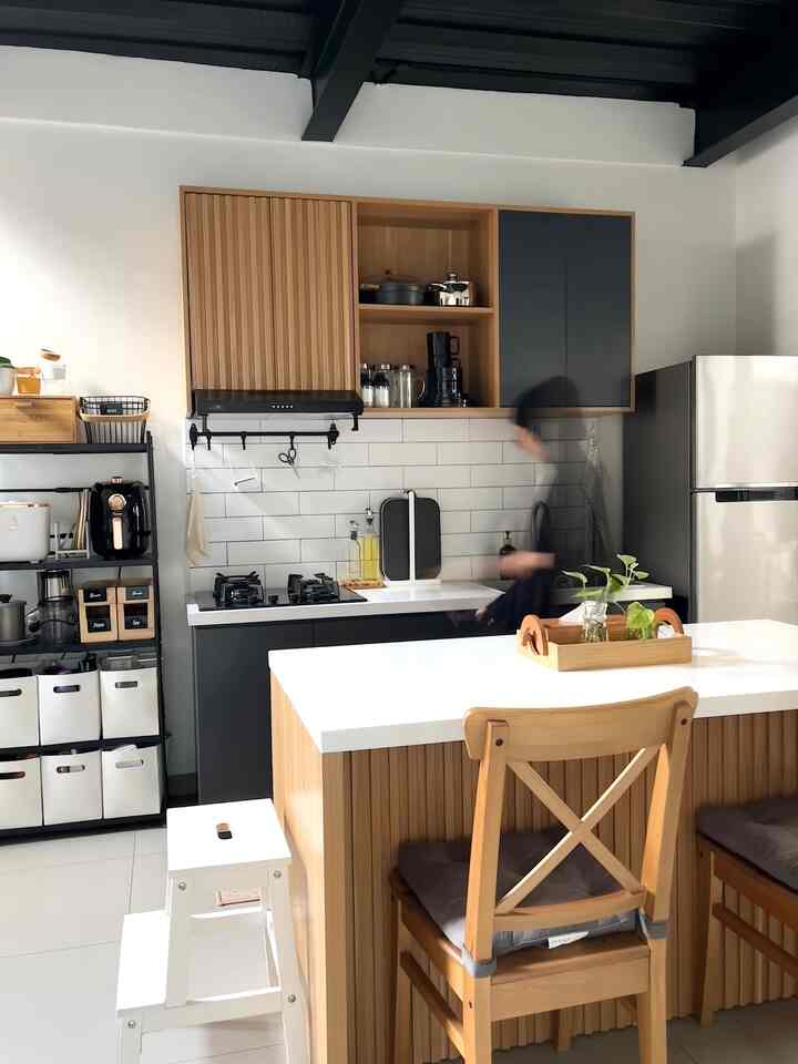 Kitchen Style 🤍

Sejak awal bikin dapur, kami tertarik menggunakan kabinet berwarna gelap. Warna abu tua yang akhirnya kami pilih untuk membuat kabinet bawah dapur (kami buat dapur secara bertahap). Saat itu, kami terinspirasi oleh dapur industrial style. 

Akan tetapi, seiring berjalannya waktu. Ada keinginan menambahkan aksen kisi-kisi di kabinet dapur. Awalnya kami bingung apakah mau warna putih dan abu tua atau warna kayu. Setelah dipertimbangkan, kami ingin dapur industrial tapi tetap dengan kesan hangat. Akhirnya kami memutuskan memadukan warna abu tua dengan motif kayu natural. 


Aksen kisi-kisi dan hpl motif kayu natural mengingatkan dengan style japandi sehingga kami sebut ruangan dapur kami menggunakan style campuran Japandi Industrial hehe. Untuk memperkuat style tersebut, kami selalu memilih item dekorasi/ barang dengan tone senada. Hitam,abu tua, kayu natural, dan putih selalu jadi pilihan. Supaya lebih hidup, aku tambahkan juga warna hijau dari tanaman artificial ataupun tanaman asli 🤍

#JapandiIndustrial #Japandi #Industrial #homedecorinspo #homestyles #TinyHouse
