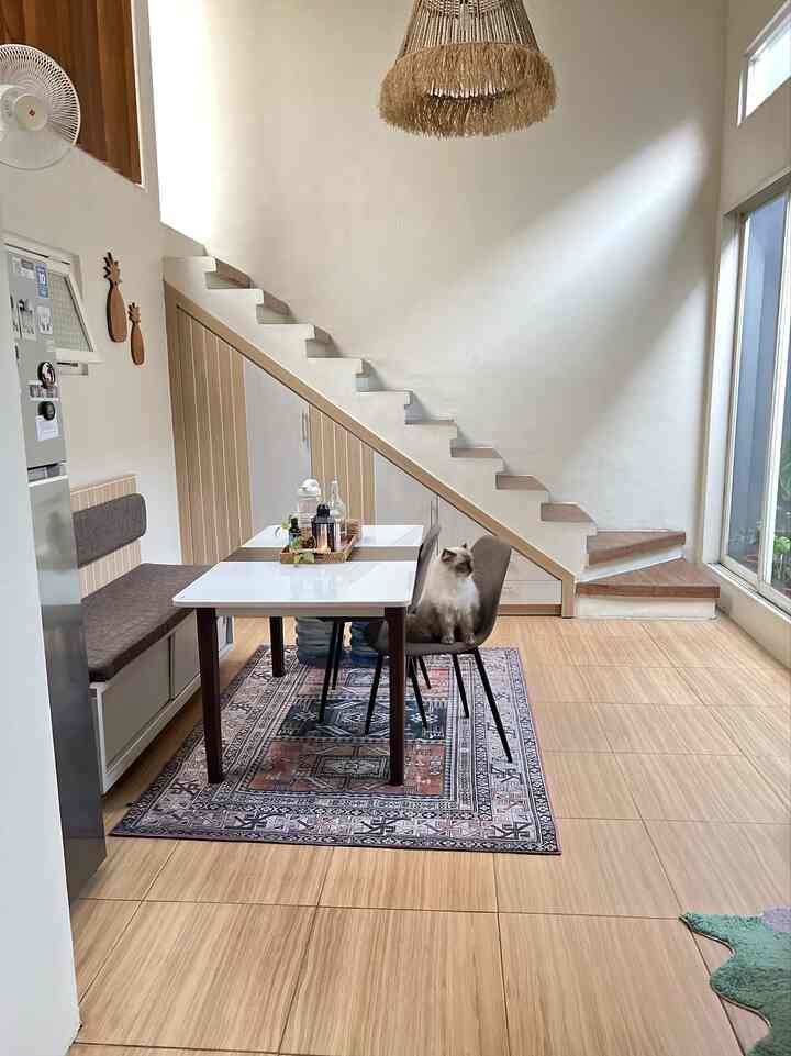 Interior design ruang makan ini lebih ke japandi scandinavian, karena untuk memaksimal space-saving yang luasnya minim ini dengan memilih furnitur yang multifungsi, contohnya seperti meja makan extandable yang bisa di adjust panjang pendeknya dan bangku bench storage untuk lemari penyimpanan.


#japandi #scandinavian #homedecorinspo #homestyles 