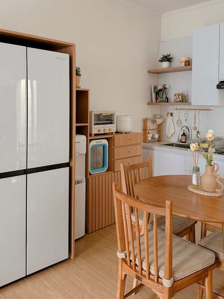 Tema utama dari style rumahku adalah Korean mix Japandi. Aku sengaja pilih tema ini karena bikin rumah terkesan hangat dan homey. Selalu suka dengan perpaduan warna white and wood 😍🤎

Hampir di seluruh ruangan aku terapkan style ini. Elemen dekorasi yang aku gunakan untuk mencapai style tersebut adalah custom beberapa furniture dan menambahkan beberapa item dekorasi 🫶🏻

#japandi #koreanjapandi #homedecorinspo #homestyles #homesweethome #inspirasirumah #smallhome #rumahdeveloper