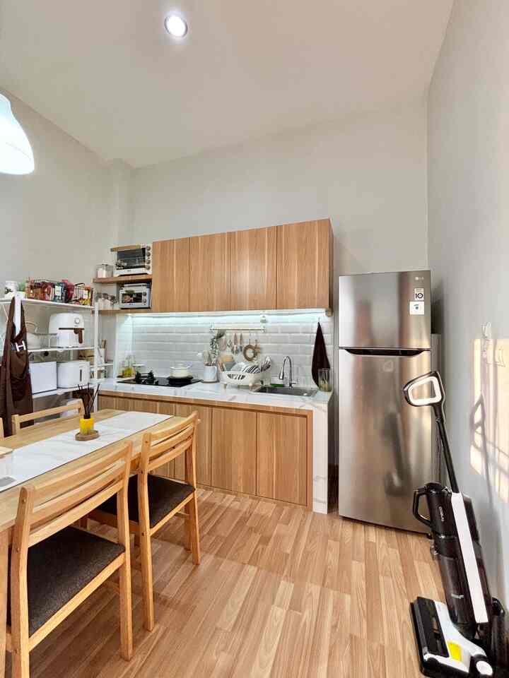 Ukuran dapur yg sekaligus jadi ruang makan ini hanya 3,5 m x 2,5 m.
tapi walaupun mungil tapi sebisa mungkin aku memaximalkan fungsinya, contohnya dg menggunakan rak dapur di sebelah kiri agar semua elektronik mempunyai rumah nya ☺️
utk ukuran kitchen set panjangnya 2,5 m dan di sebelah kitchen set pas untuk tempat kulkas.
dan di depan kitchen set aku letakkan meja makan.
pas banget mmg ukurannya menurutku, tapi alhamdulillah nyaman digunakan.

semoga menginspirasi yah teman2 ☺️

#kitchenset #dapurminimalis #kitchen #ruangmakan #dapurmodern #dapurcantik #diningroom #diningroominspo #kitcheninspiration