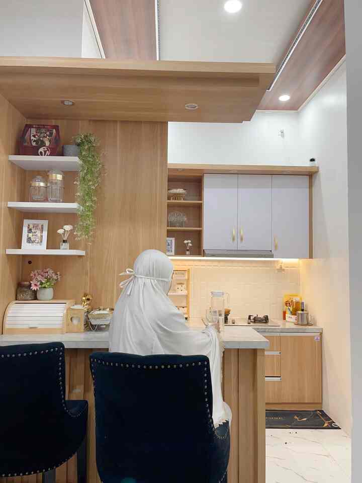 Area dapur yang selalu digunakan setiap hari dan menjadi tempat membangun cinta dalam keluarga ini. Isian perabot di area dapur ini tentu satu persatu masuk wishlist dulu, dan sebagian sudah terwujud. Kamu suka ga area di dapurku ini?🥰
#midcenturymodern #homedecorinspo #homestyles #kitchenstuff #kitcheninspiration #depok #dapurcantik #livewithkids #kitcheninspo