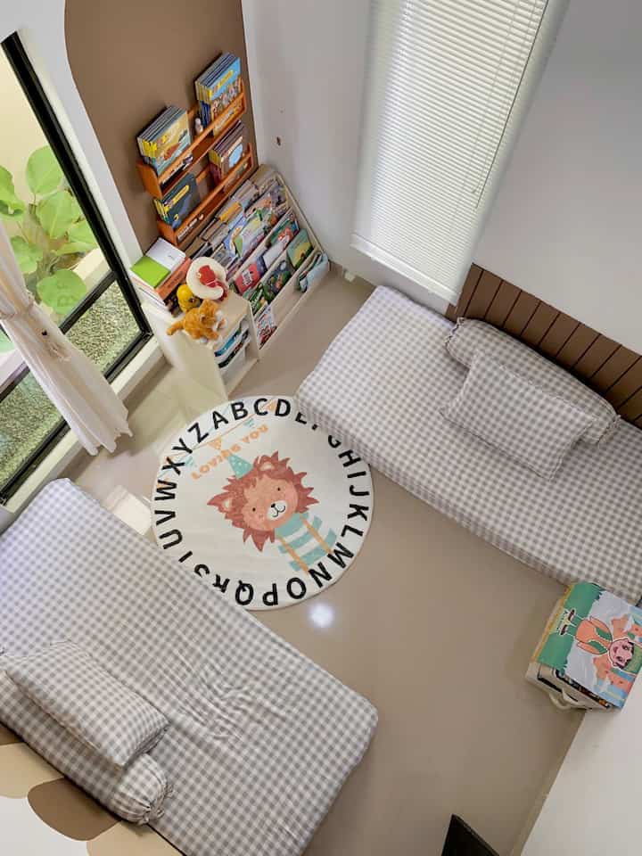 #kamaranaklaki-laki #japandi #homestyles #homedecorinspo #lowbudetdecor #rumahtanpaarsitek #tinyhome

Selamat malam tetangga Rumi

Mampir ke kamar anak rumah Rumi yuk. Kamar ini ukurannya 3x3 untuk dua orang anak. Dengan ukuran jendela lumayan besar dan dekorasi sederhana jadi keliatan lega ya. Oia dekorasi kamar anak di rumah rumi budgetnya gak sampai 500k. Menggunakan wall batten dan pengaplikasian cat warna lain di dinding ☺️