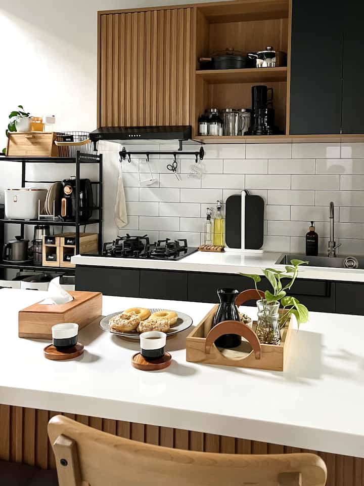 Setelah menjadi orang tua, sering kali sulit meluangkan waktu berdua. Oleh karena itu kami suka curi-curi waktu untuk ngobrol berdua. Sekedar minum teh bareng sambil makan cemilan favorite di meja makan pun rasanya cukup 🥰.

Selamat kembali beraktivitas semuanya, sudah berakhir long weekendnya 🥳

#CoupleTime #FavoriteMoment #TeaTime #DiningRoom #HomeCafe #OurMoment #MeTime #Bdg #TinyHouse