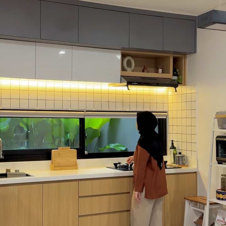 Siapa disini tim dapur bukaan depan 😍

Dapur ada jendela gini lebih banyak plus/minusnya sih? Menurutku lebih banyak plusnya.
1. Sirkulasi udara jadi bagus
2. Kalau masak jadi ga bau-bau banget
3. Masak sambil healing lihat tanaman-tanaman

Minusnya, kalau jendela bukaan ini kadang api ketika masak suka ga stabil. Kalau anginnya masih yang biasa, aku ga tutup. Tapi kalau anginnya udah ga karuan aku lebih baik tutup. Tenang ga akan bau, soalnya aku udah siapin cooker hood alternatif buat sedot baunya itu ☺️ #dapurminimalist #dapurjendeladepan #kitchensetminimalist #kitchensetjapandi #nuramahouse