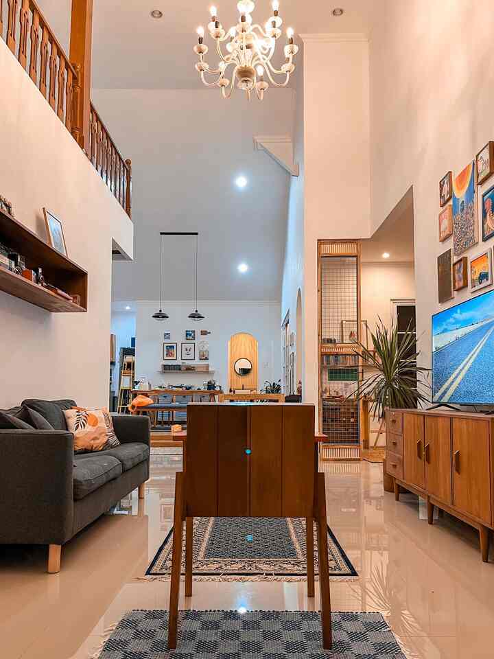 
Ketika memasuki pintu imah7ujuh akan disambut dengan living room dengan tema 90an

Buffet dan rak jati yang dibeli di toko furniture barang bekas, barang2 ‘jadul’ yang beralih fungsi jadi pajangan, serta gambar hasil karya anak sebagai pemanis dinding

Lampu gantung bawaan rumah lama semakin menambah kuat tema ini. Padahal awalnya mau kami singkirkan, tapi setelah dibersihkan ternyata masih bagus. Ditambah kalau beli lampu gantung baru harganya lumayan juga 😄

#Homedecor90s #vintagehomedecor
#homedecorinspo #homestyle
