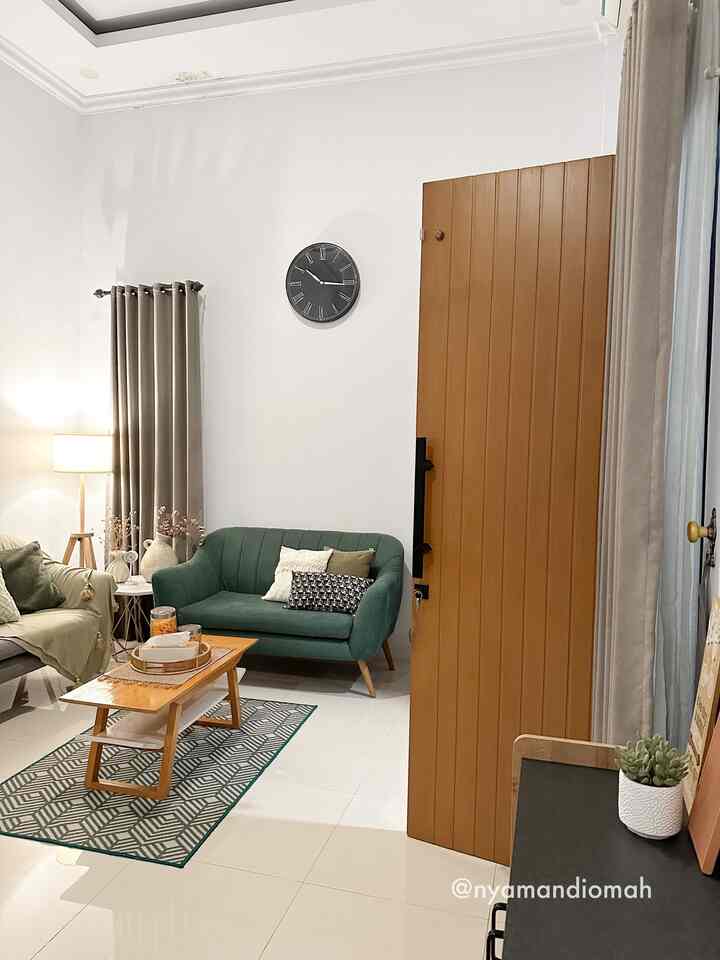 Ruang tamu bertema scandinavian di malam hari✨

Memilih style ini karena biasanya rumah scandinavian banyak bukaan kaca jendela (total ada 4 jendela di ruang tamu ini). Maka dari itu, kami membuat plafon rumah tinggi hampir 4 meter, dengan ukuran tinggi jendela lebih dari 2 meter. 

Furnitur dan dekorasi juga banyak menggunakan aksen kayu agar cocok ke tema ruangan. 

#nyamandiomah #scandinavian #homedecorinspo #homestyle #rumahminimalis #jakartatimur 