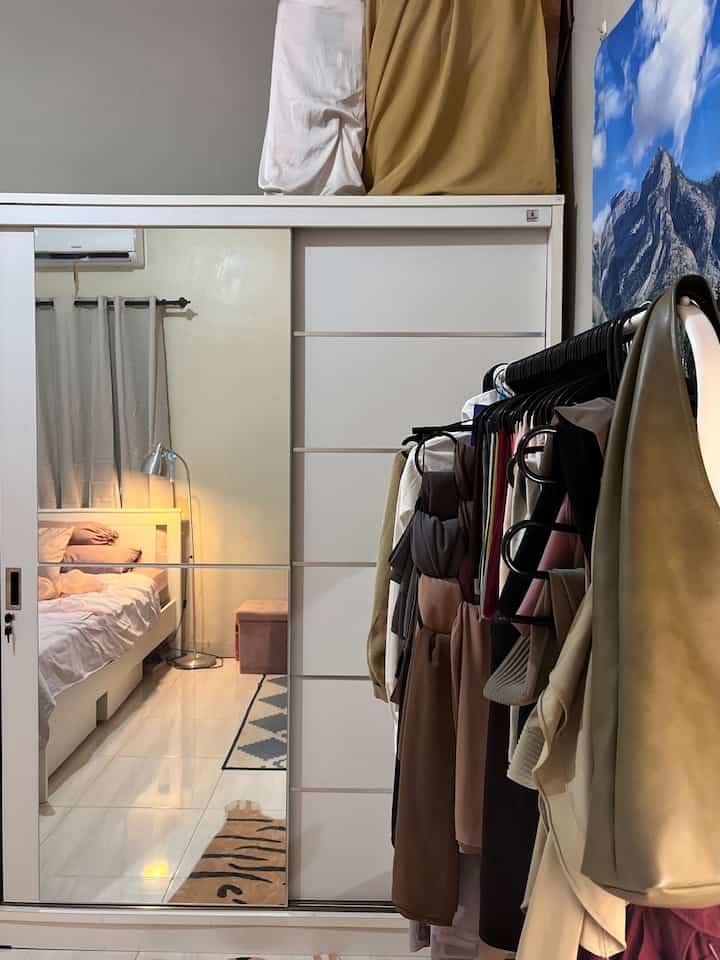 Lemari bajuku. 🪞🧺🗄️ #wardroberoom #midcenturymodern #homedecorinspo #homestyles #roomdecor