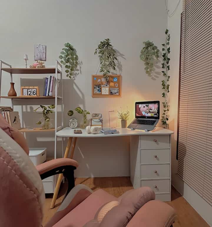 Posting dipenghujung long weekend 😂
Bersama my desk setup minimalist style ini 🤏🏼
Terinspirasi dari kreator-kreator korea dengan niche deskgram yang seliweran fyp ✨

#minimalist #kostdecorinspo #koststyles