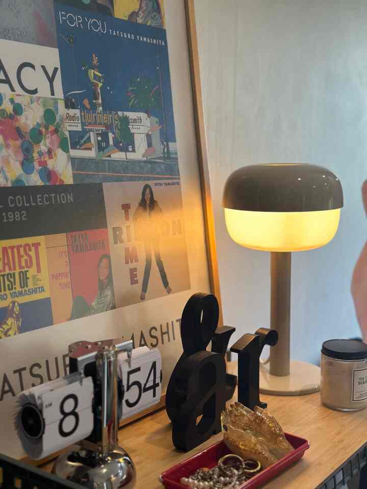 Hi ini adalah our new corner storage di ruang tidur kami. Di karenakan bentuk kamar kami sedikit miring, menjadikan ruangan yang agak sempit jika harus ada tambahan lemari lagi. Untuk menyiasati agar ruangan tidak terlalu sempit nanum tetap bisa functional, jadinya kami hanya menambahkan sedikit storage table yang adjustable. Aksen yang kita pilih untuk furniture pun disesuaikan dengan warna-warna soft dan warm dan tetap ada perpaduan kayunya. tambahan poster artist pun dapat memberikan sentuhan warna yang berbeda. 

#mid-centuryhomedesign
#homedecor
#homestagram 
#homeinspiration
#bedroominterior