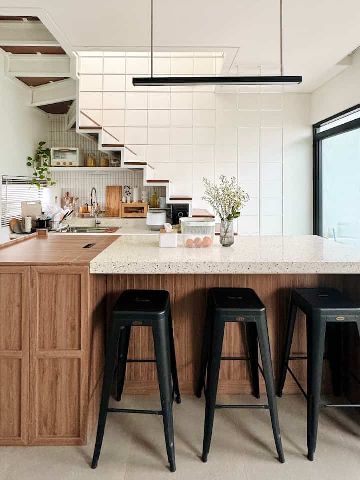 Bagi kami, dapur impian mempunyai fungsi tidak hanya sebagai area mengolah masakan harian dirumah saja selain itu juga berfungsi sebagai area berinteraksi dan melakukan aktivitas produktif lainnya. 
Untuk kebutuhan saat ini kami memilih untuk tidak memisahkan apakah itu yang disebut dapur kotor atau dapur bersih. Karena luas bangunan dan budget yang terbatas, kami menyepakati bahwa space dapur yang dimiliki satu-satunya diupayakan selalu dalam kondisi dan keadaan yg bersih.

#MyDreamKitchen #IdeDekorDapur #DapurEstetik #InspirasiDapur #kitchendesign