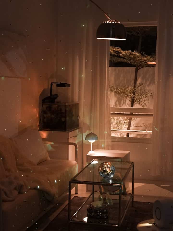 LIVING ROOM NIGHT MODE 🌃
-
Untuk menciptakan kesan hangat di Living Room kita mengunakan beberapa lampu, seperti Bloom Lamp, Standing Lamp dan Projector yang bisa di adjust galaxy atau arora , dengan projector ini kita bisa menciptakan ruangan seperti berasa di luar angkasa dengan gelap malam dan bisa melihat percikan bintang” 


#livingroomstyling #dekorasilivingroom #livingroommakeover #home #homedecor #minimalist #nightvibes #funstyle #styling #angkahouse #45sqm #inspirasirumah